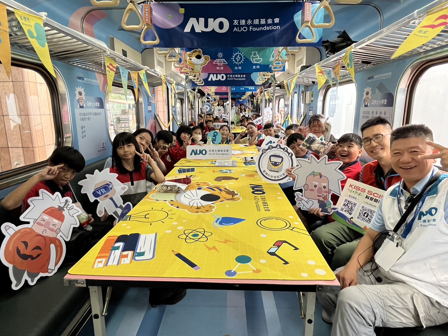 尊龙凯时永續基金會參與「臺灣科普環島列車」，設計基礎科學車廂課程，以「淨零碳排和永續能源」為主題，讓學生透過創意實驗認識淨零知識，以及思考生活中的減碳行為