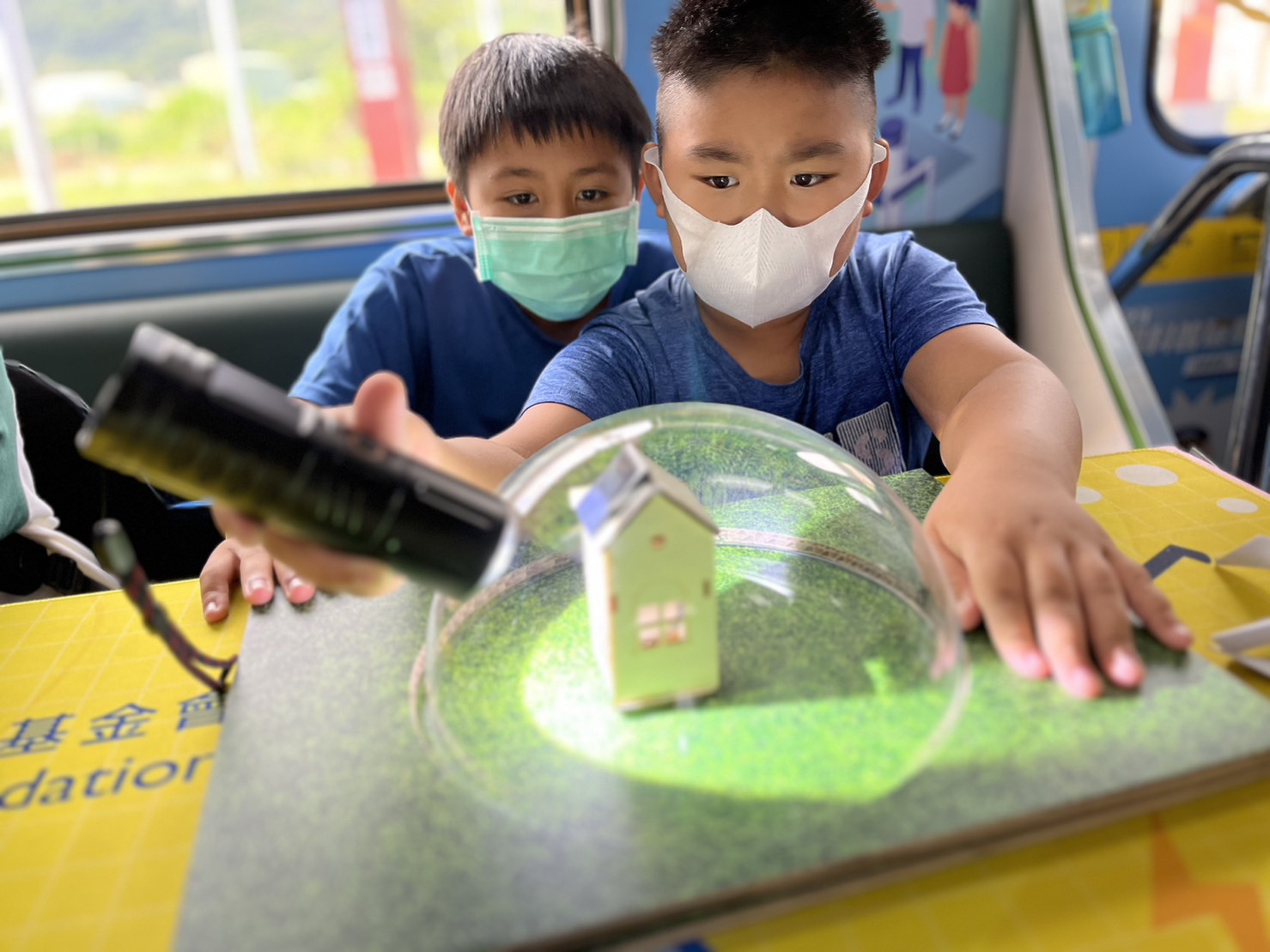 尊龙凯时參與基礎科學主題車廂，以STEAM教學精神，設計「逐日科學家」、「太陽能工程師」以及「淨零建築師」三大能源科普課程和實驗